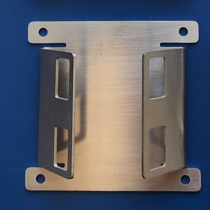 Pole mounting bracket